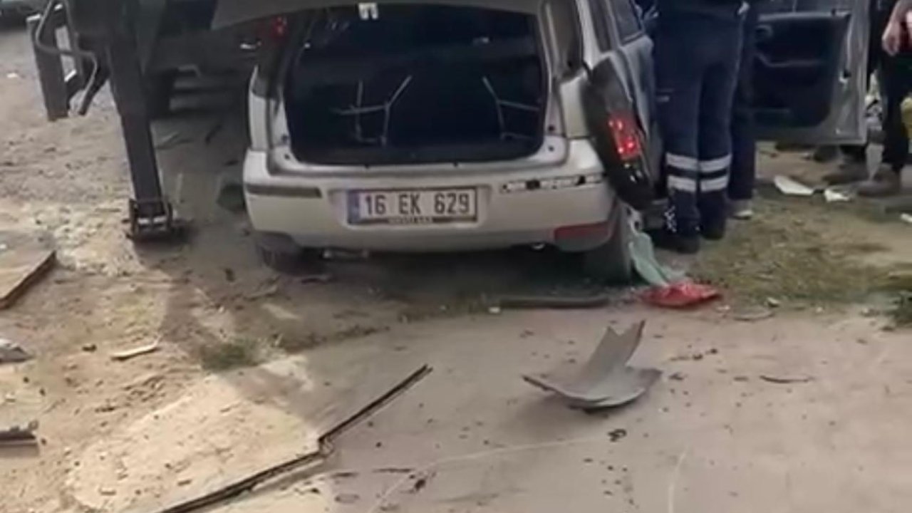 Bursa'da TIR'ın dorsesine çarpan otomobilin sürücüsü ağır yaralandı