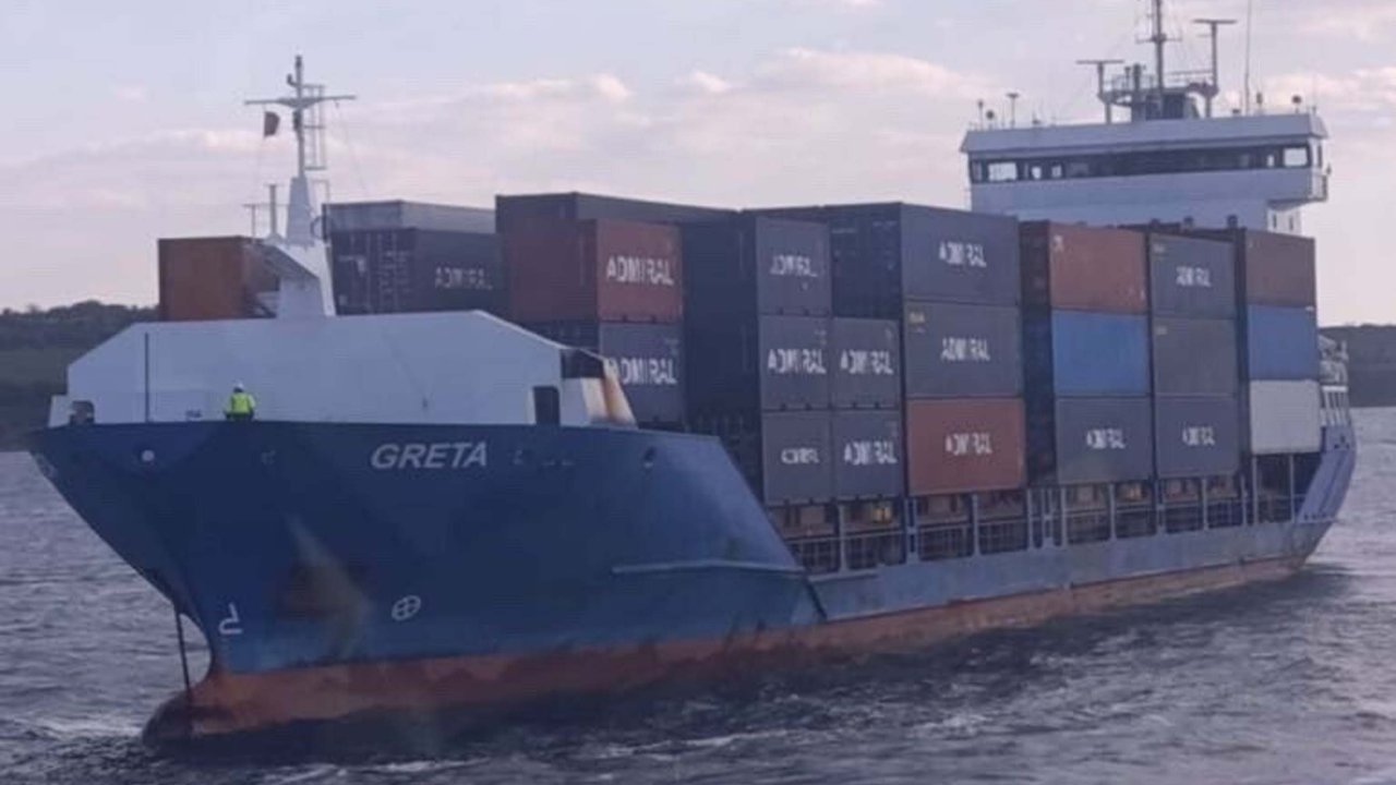 Çanakkale Boğazı’nda arızalanan gemi, römorkör eşliğinde demirletildi