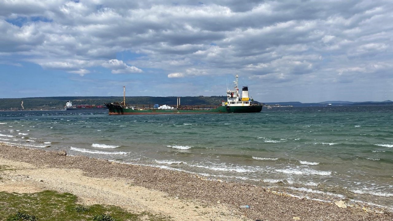 Çanakkale Boğazı'nda sürüklenen tanker karaya oturdu