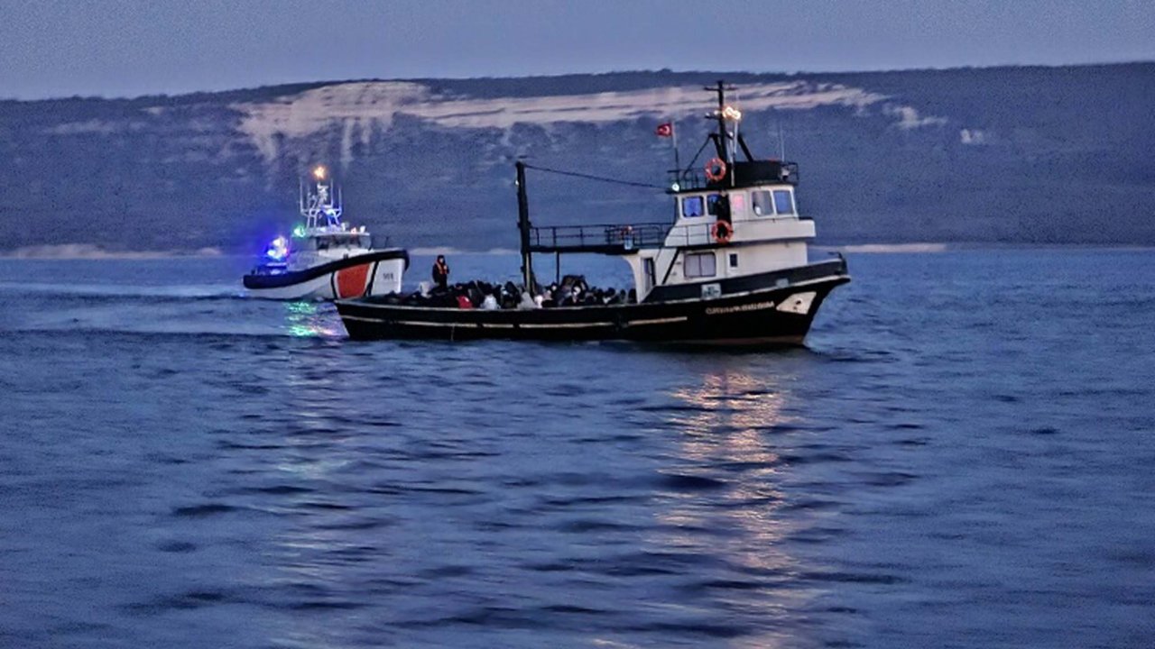 Çanakkale’de 109 kaçak göçmen ve 3 göçmen kaçakçısı yakalandı