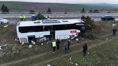 Çanakkale'de tur otobüsü yoldan çıktı; 37 yaralı (2)