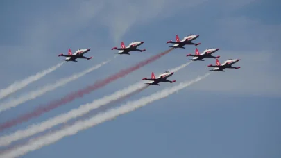 Çanakkale'de Türk Yıldızları'ndan gösteri uçuşu