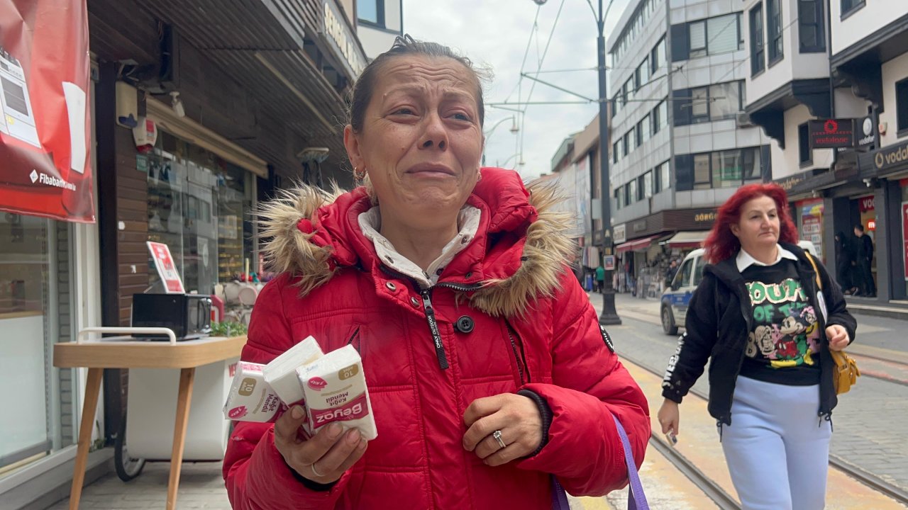 Cesetle aynı odada 21 gün boyunca işkenceye uğrayan Fatma, mendil satarak geçiniyor