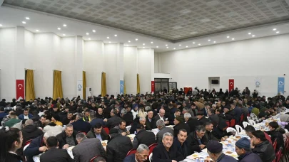 Dursunbey'de binlerce kişiyle iftarda buluştu