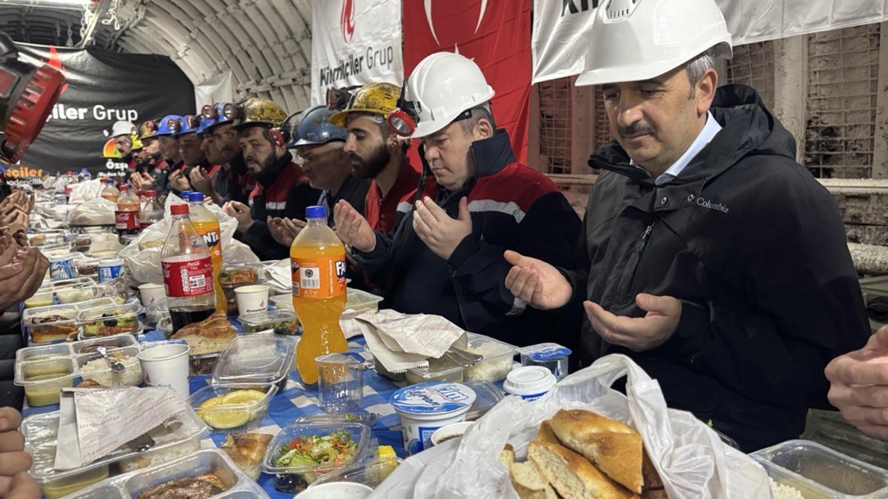 Edirne Valisi Sezer, yerin 200 metre altında madencilerle iftar yaptı