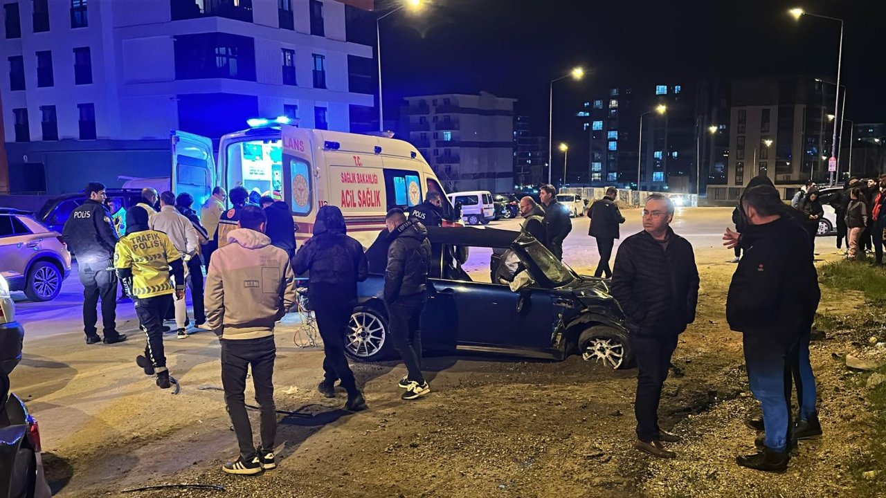 İki otomobil çarpıştı, 4 yaralı