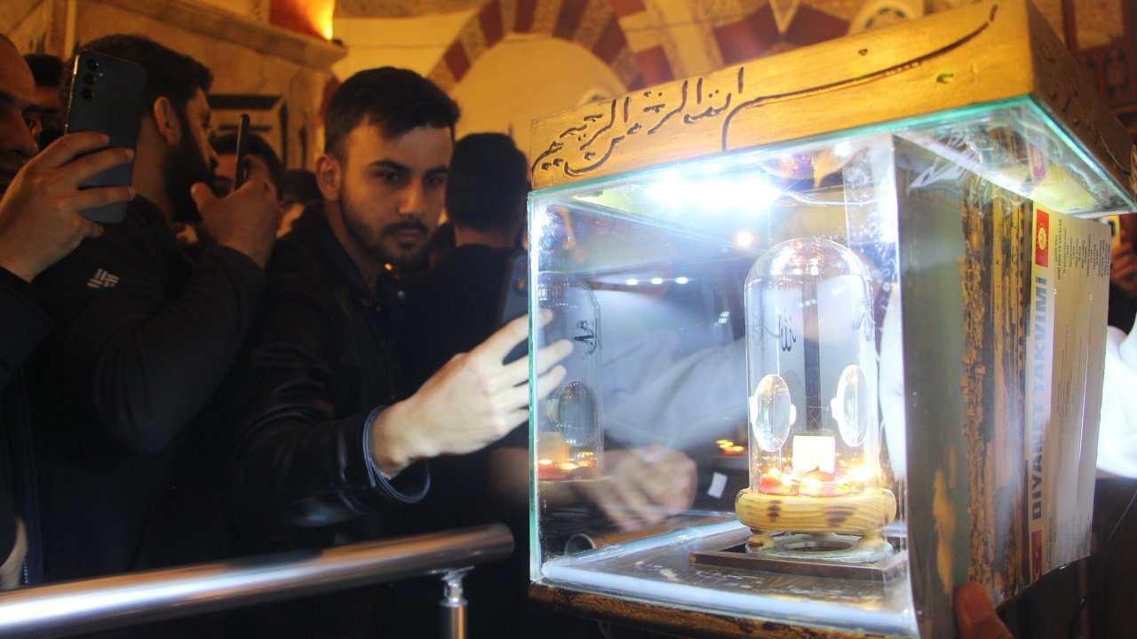 Edirne'de Kadir Gecesi’nde Sakal-ı Şerif ziyarete açıldı