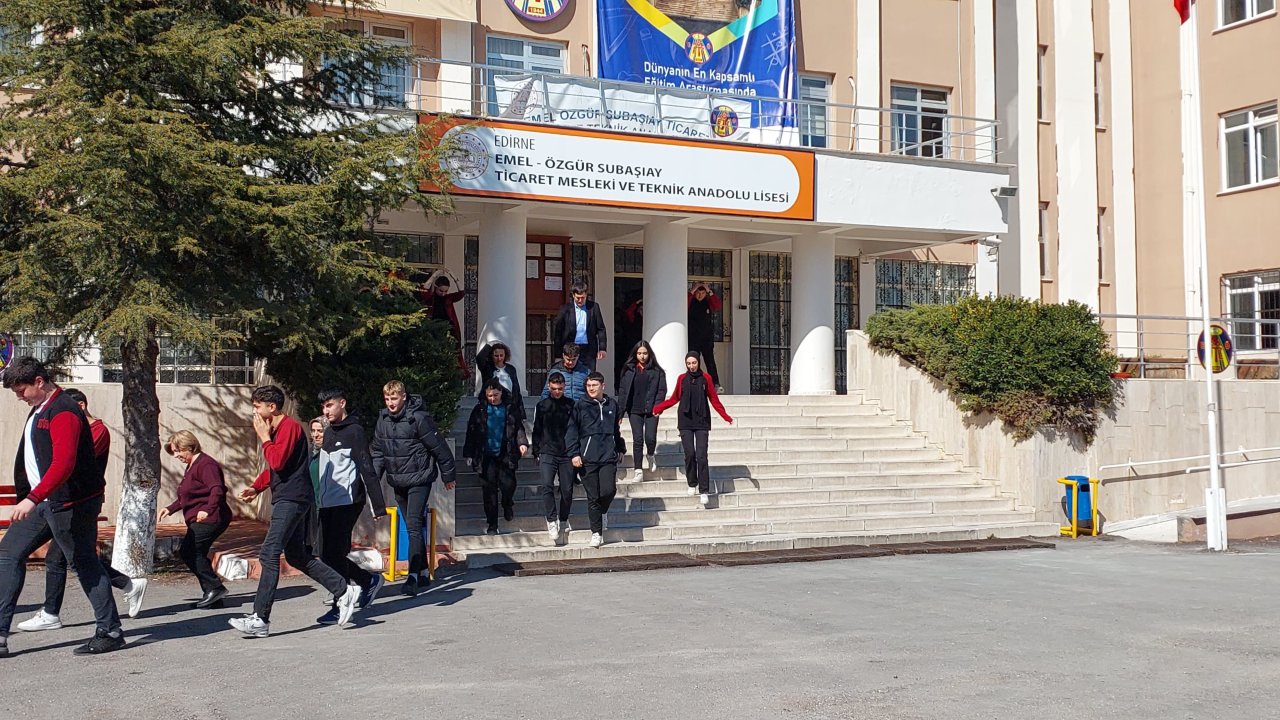 Edirne'de lisede deprem tahliye tatbikatı düzenlendi