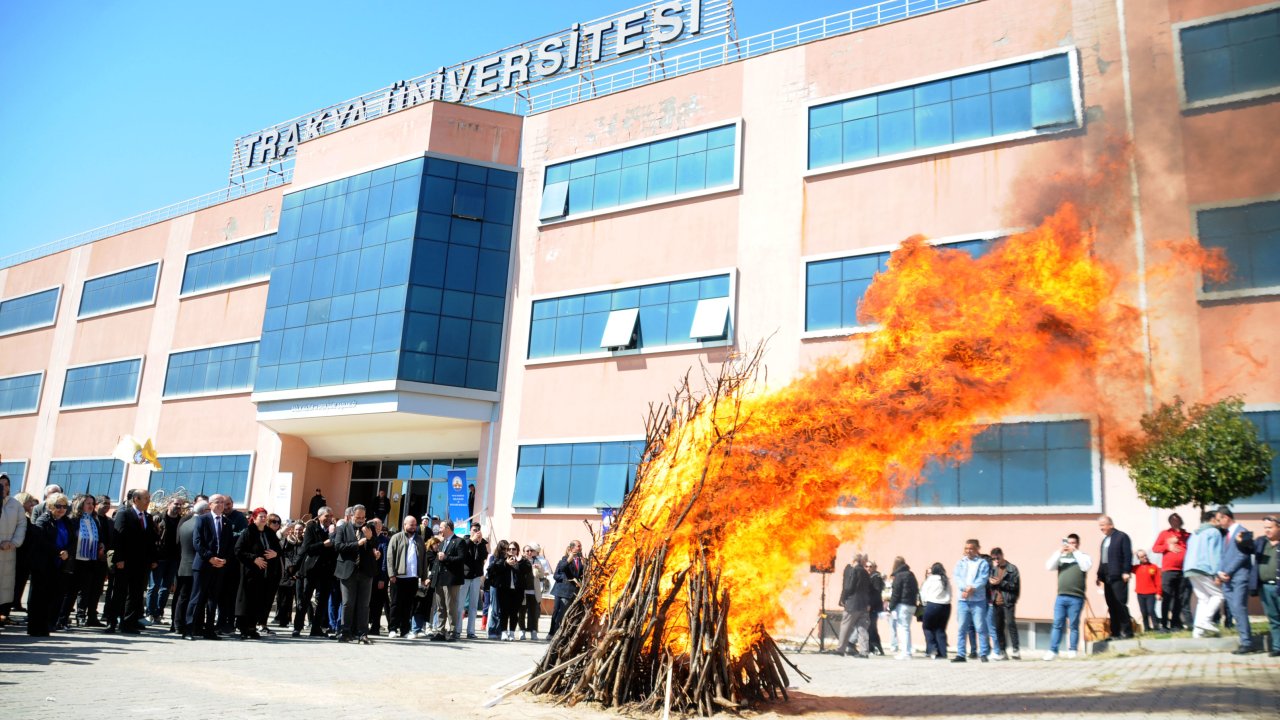Edirne'de nevruz kutlamaları; ateş üzerinden atlayıp, yumurta tokuşturdular