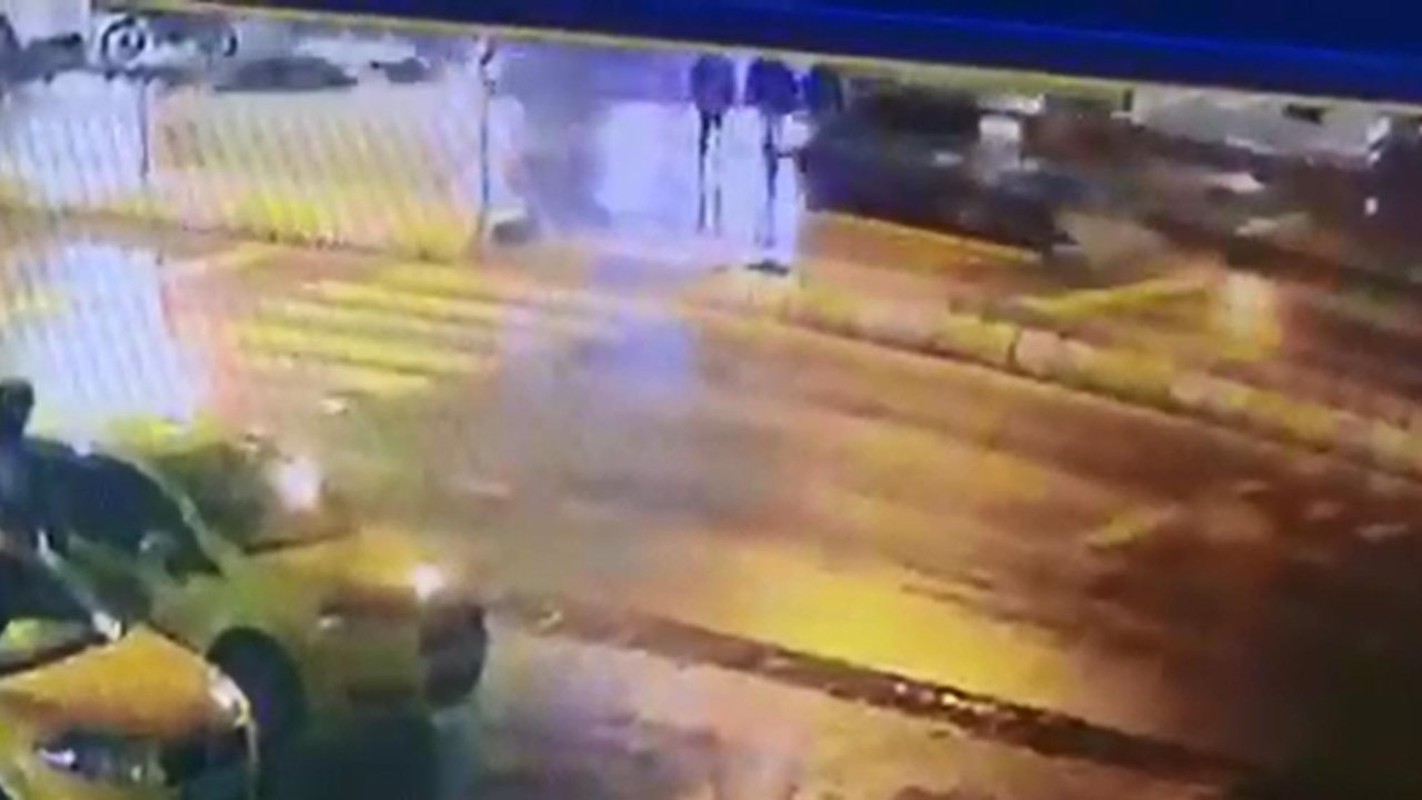 Edirne'de otomobilin 'yaya geçidi'nde çarptığı 3 kişi yaralandı; kaza kamerada