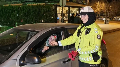 Edirne'de trafik polisleri kadın sürücülere çiçek hediye etti 