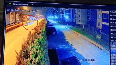 Ehliyetsiz sürücünün karşı şeride geçip, 2 otomobille çarpıştığı kaza kamerada: 2 yaralı