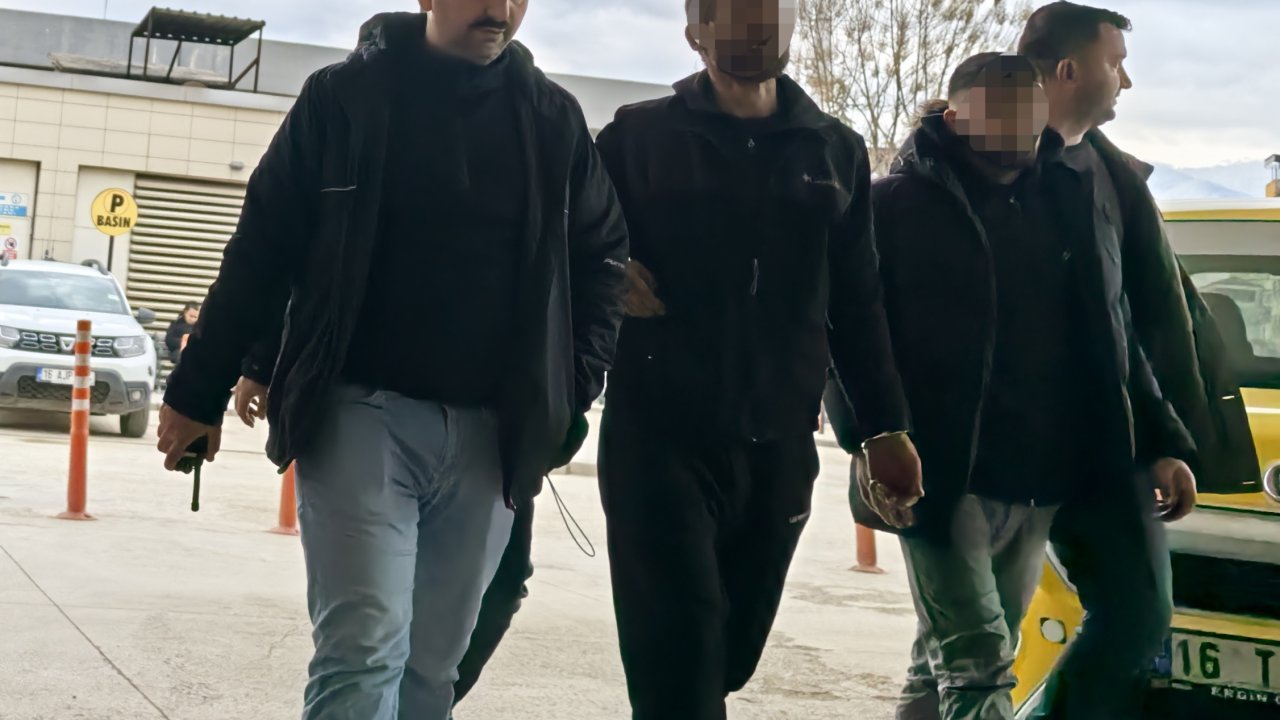 Firari hükümlüler, sokakta yürürken yakalandı