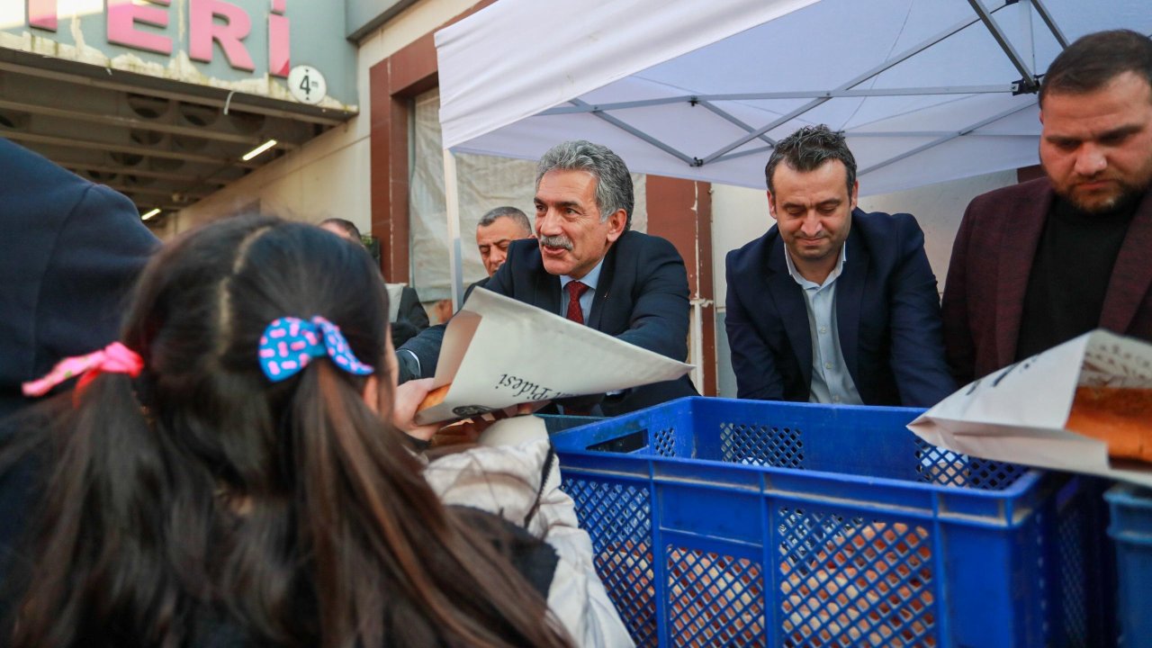 Gemlik Belediyesi’nden pide ikramı