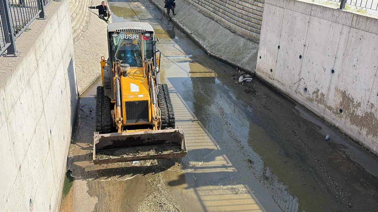 Gemlik'te, Çarşı Deresi'nde temizlik çalışmaları başladı