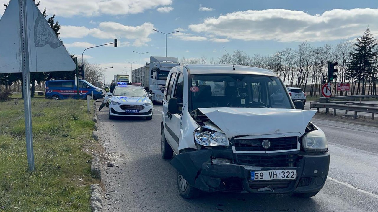  Hafif ticari araç, ışıkta duran otomobile çarptı: 2 yaralı