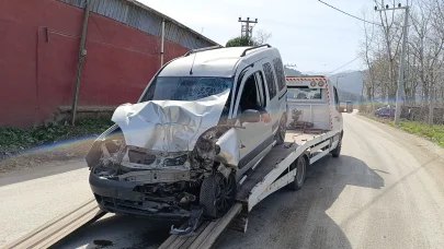 İnegöl'de halk otobüsü ile hafif ticari araç çarpıştı; 1 yaralı