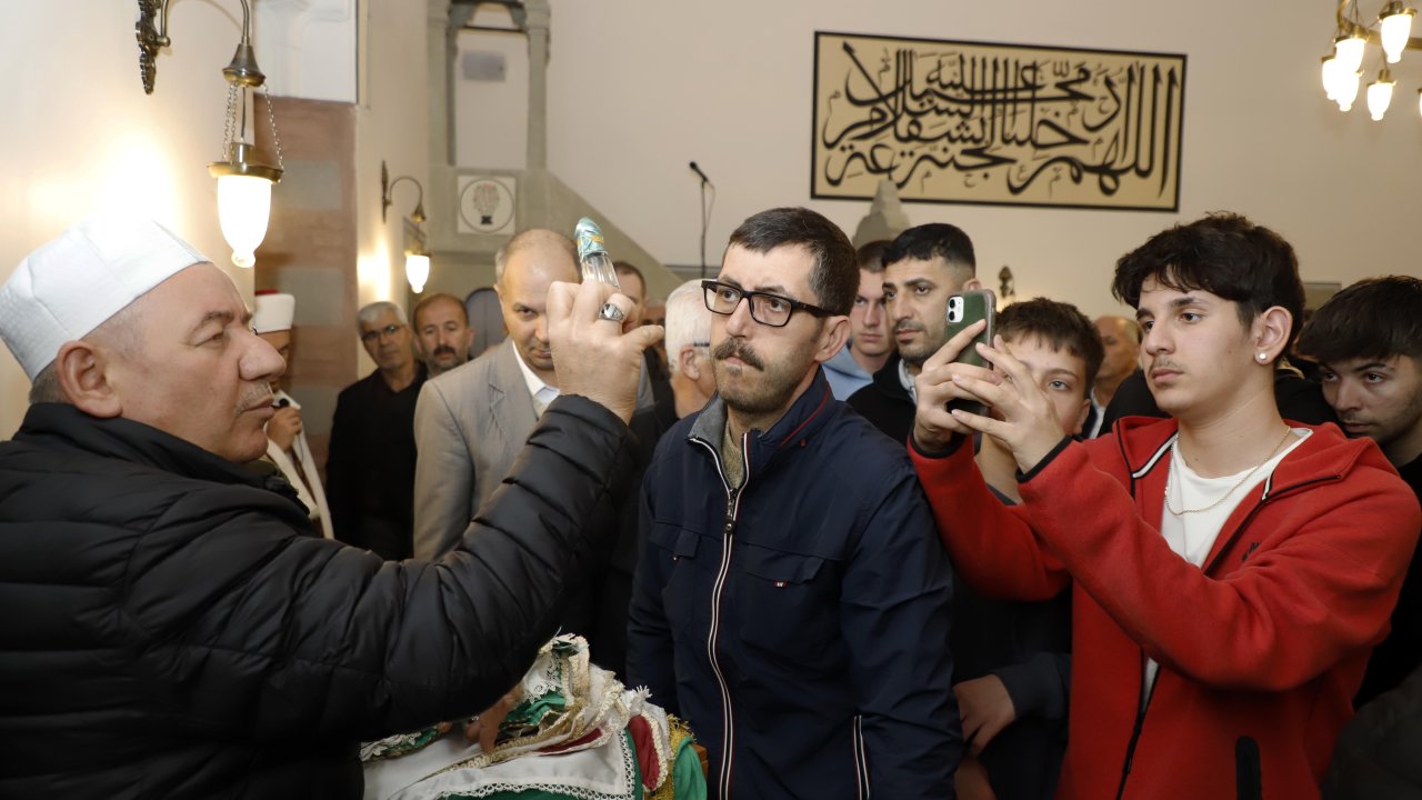 Kadir Gecesi'nde tarihi camide Sakal-ı Şerif'i ziyaret ettiler