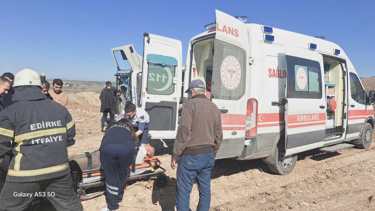 Kamyon, hafriyat boşaltırken devrildi; sürücü yaralı