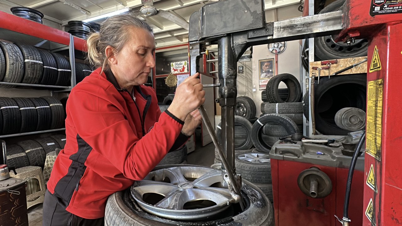 Kanseri Yenen Remziye, Lastik Tamirciliği Yapıyor