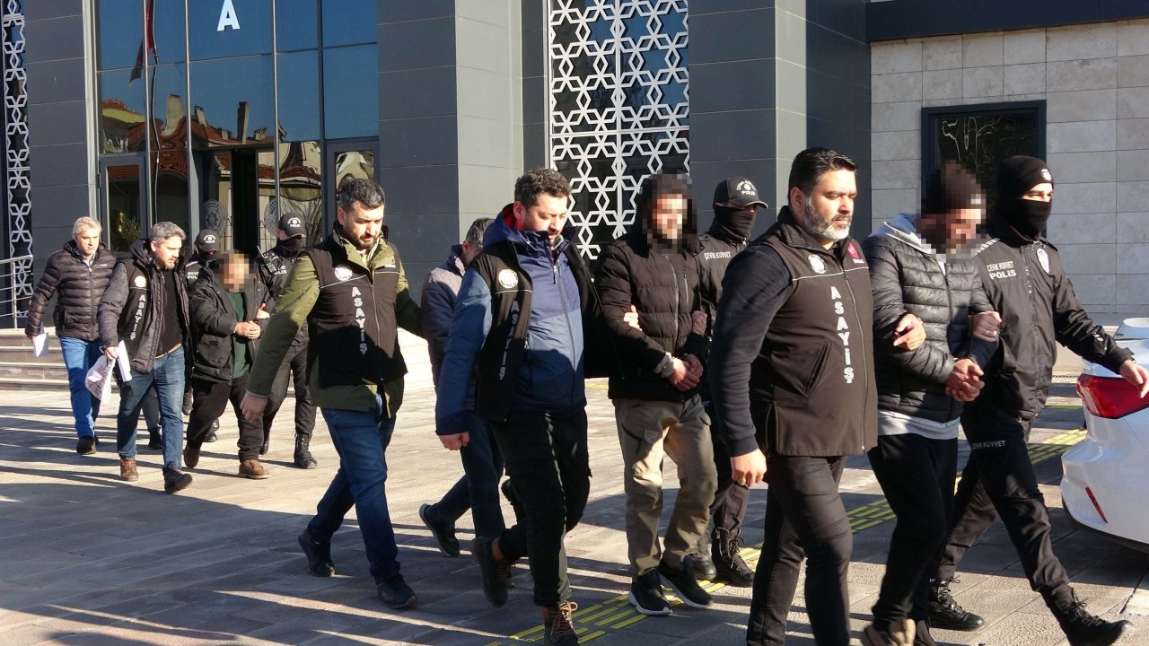 Kendilerini jandarma olarak tanıtıp 1 milyon TL dolandıran 5 şüpheli yakalandı