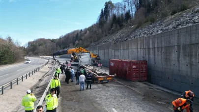 Konteyner yüklü TIR, devrilip karşı yöne geçti