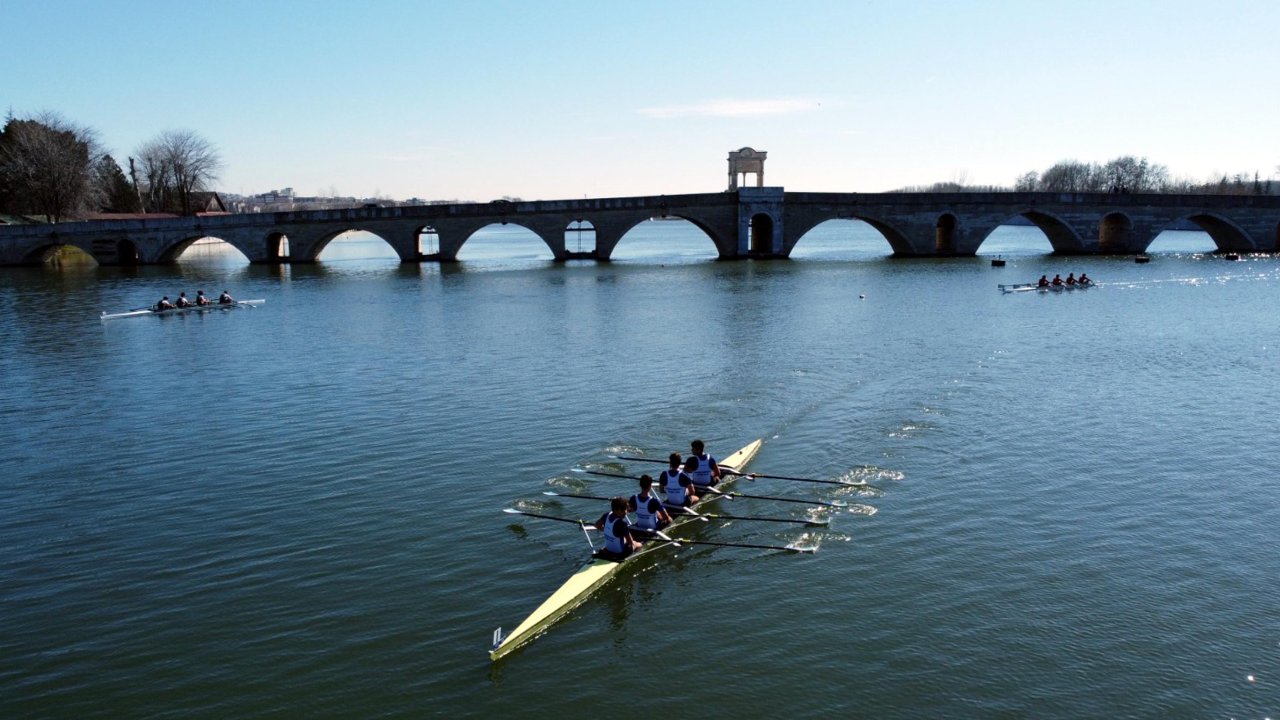 Meriç Nehri’nde 125 sporcu Türkiye Büyükler Şampiyonası'nda kürek çekiyor