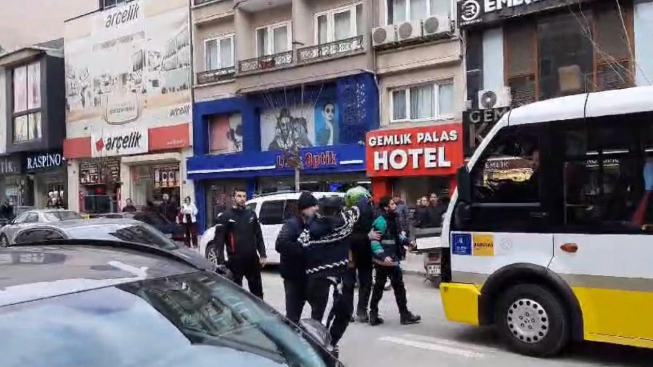 Motokuryeler arasında kaza sonrası bıçaklı kavga kamerada; 1 yaralı