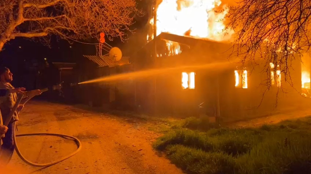 Mudanya'da elektrik direğinden çıkan yangında çoğu ahşap 18 ev kullanılmaz hale geldi