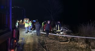 Nikahtan dönenlerin içerisinde bulunduğu otomobil, başka bir otomobille çarpıştı: 1 ölü, 7 yaralı