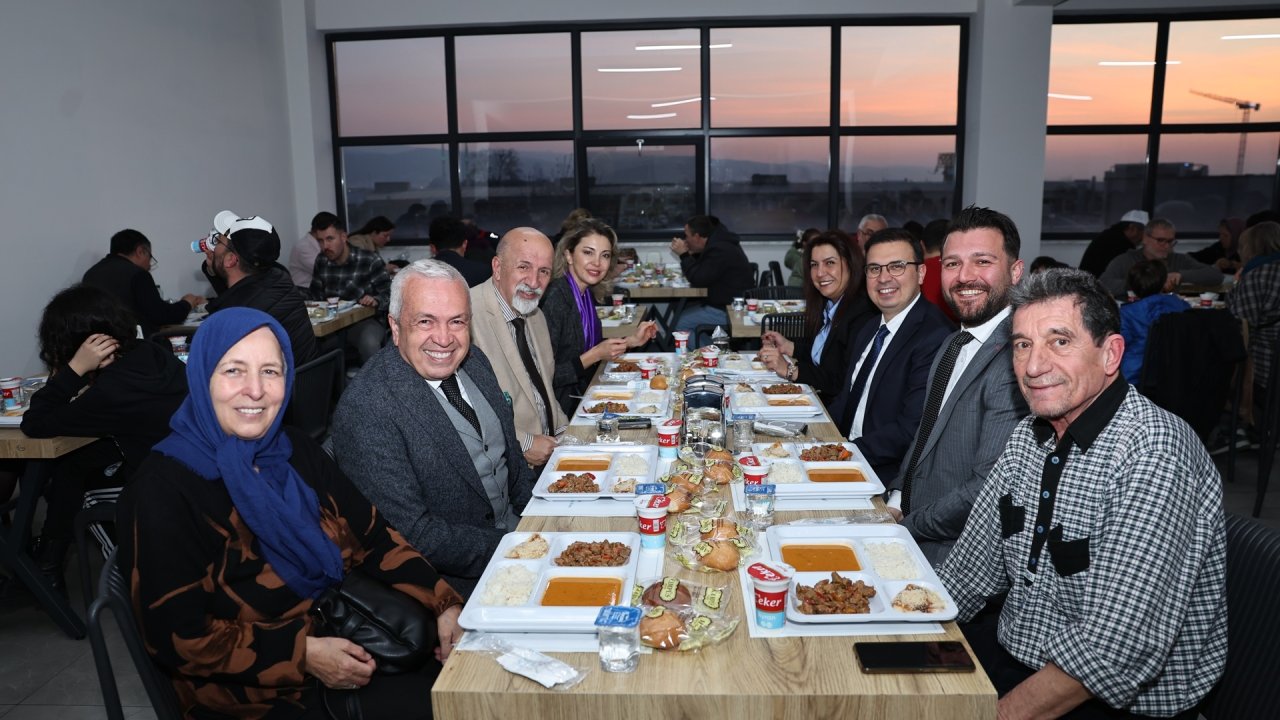 Nilüfer Belediye Başkanı, aşevinde vatandaşlarla iftar yaptı