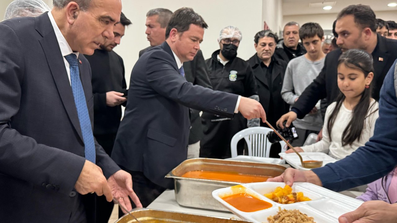 Osmangazi Belediye Başkanı Aydın, vatandaşlara iftar yemeği dağıttı