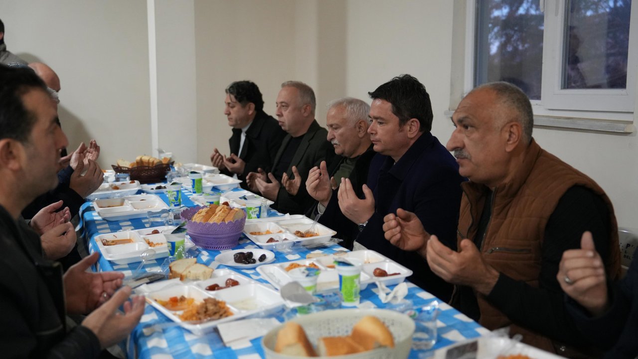 Osmangazi Belediye Başkanı Aydın, vatandaşlarla iftar yemeğinde buluştu.