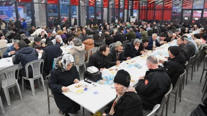 Osmangazi Belediyesi, 7 farklı noktada kurulan sofralarda vatandaşlara iftar veriyor