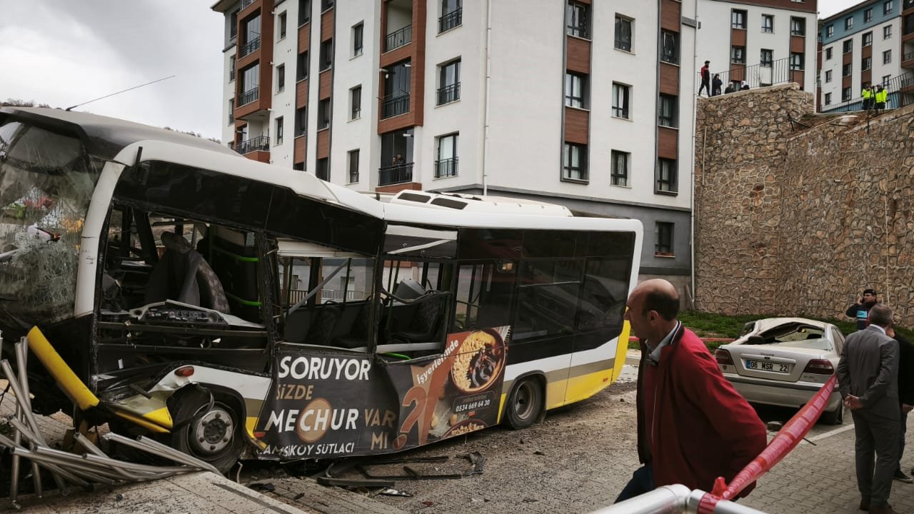 Otobüs istinat duvarını aşıp, otomobilin üstüne düştü; şoför ağır yaralandı