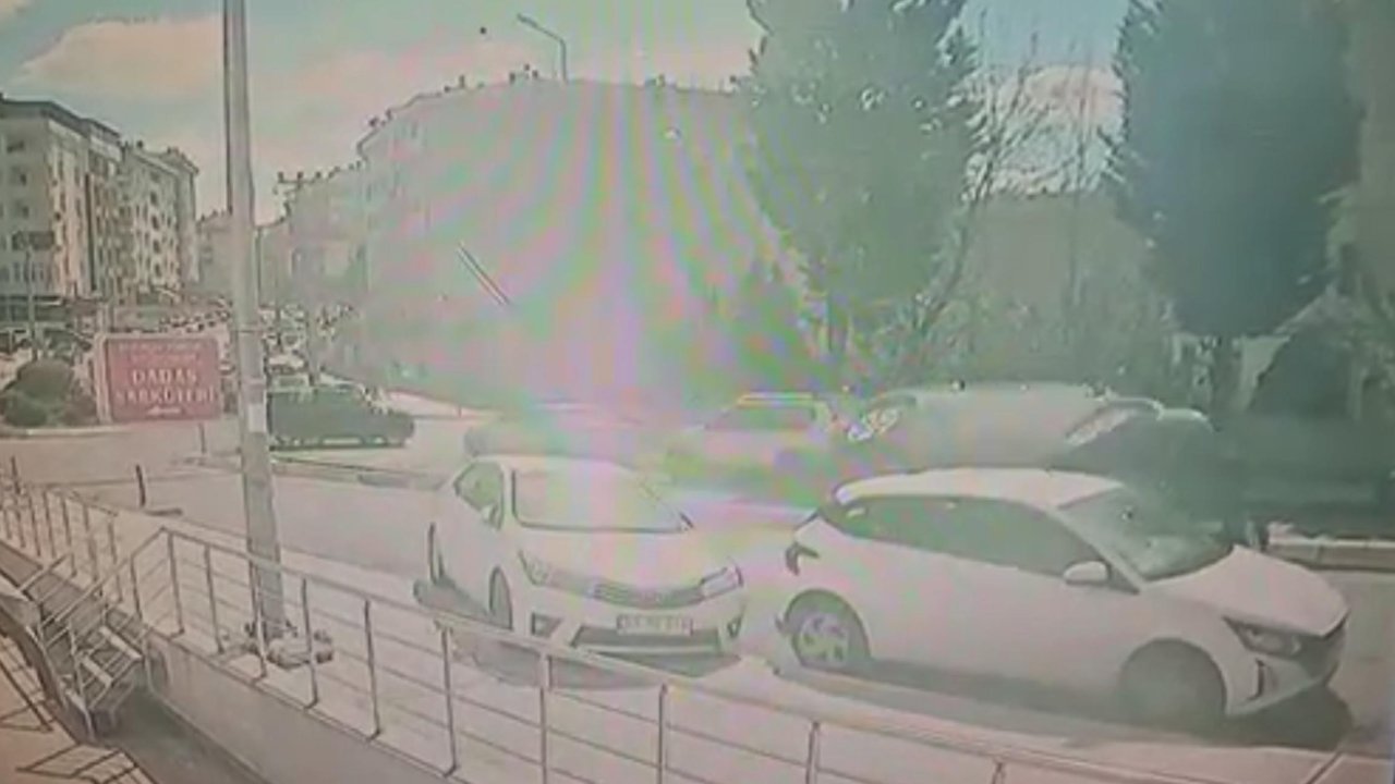 Otomobil, 3 araca çarpıp yan yattı; kaza kamerada
