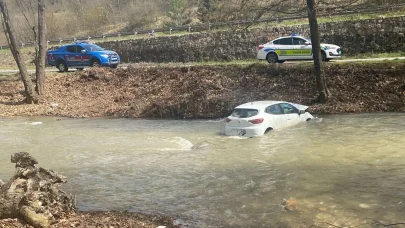 Otomobil dereye düştü; 2 yaralı