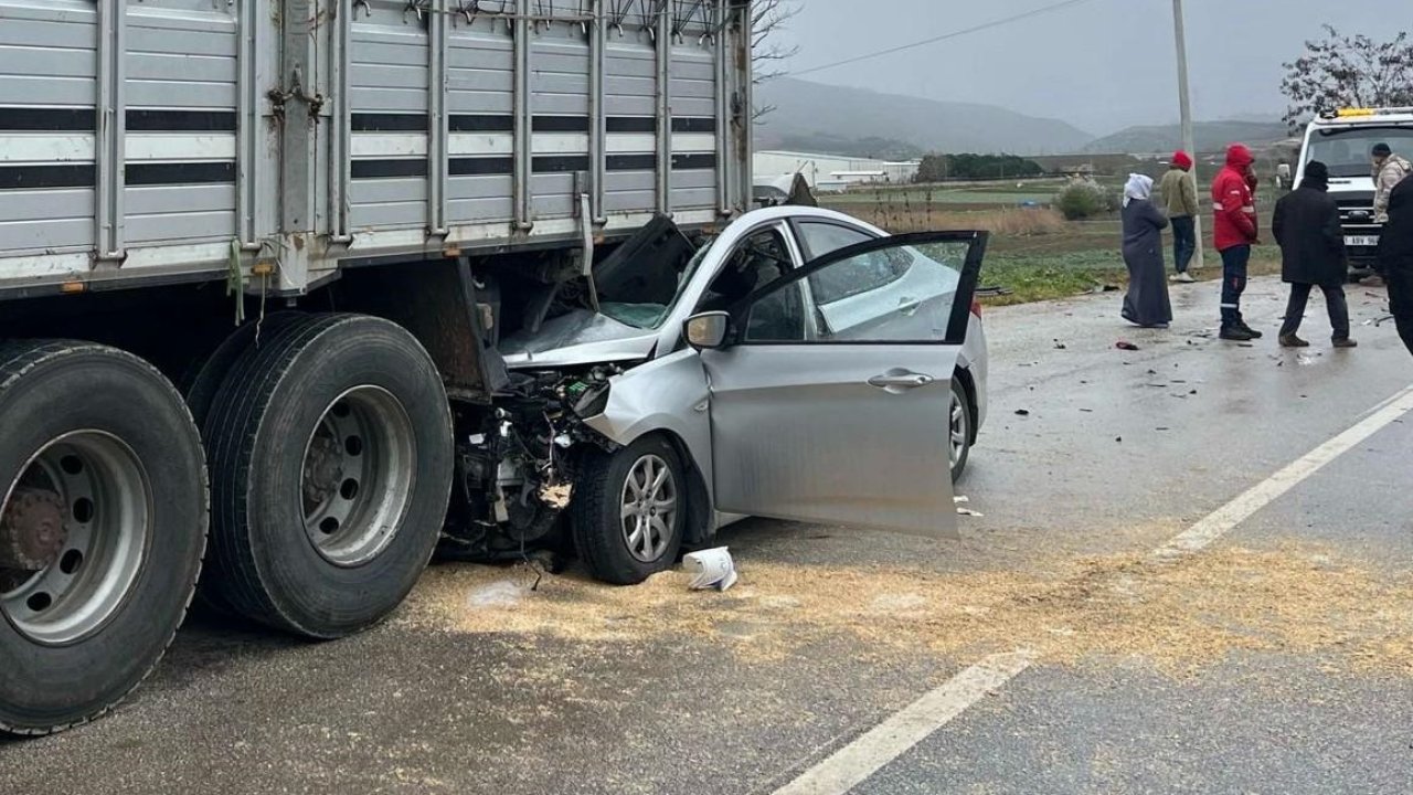 Otomobil, kamyonun altına girdi: 1 ağır yaralı