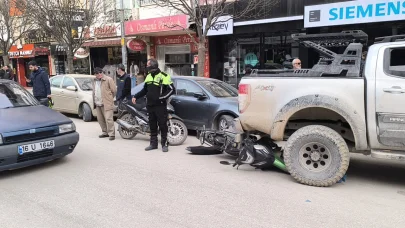 Park halindeki kamyonete çarpan motosikletli yaralandı