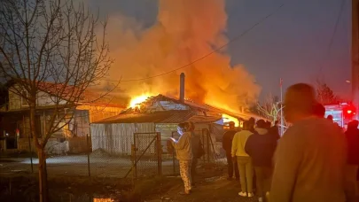 Sakarya'da, komşularını öldüren baba ile oğlunun evinde yangın