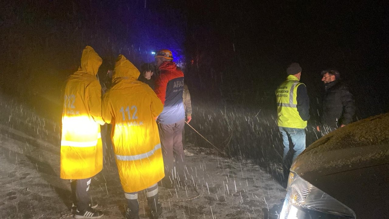 Sakarya'da uçuruma düşen otomobilde sıkışan sürücü halat yardımıyla kurtarıldı