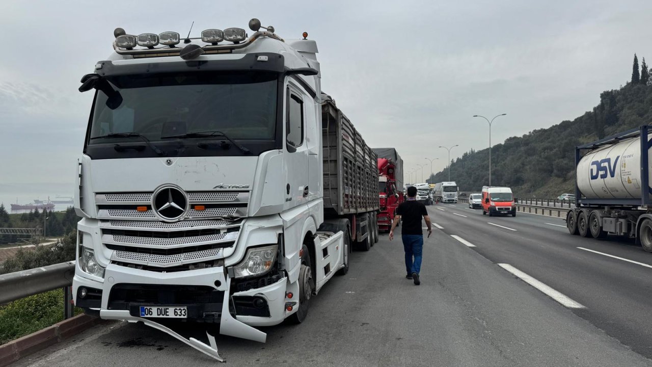 TEM Otoyolu'nda 4 TIR, zincirleme kazaya karıştı; 1 yaralı