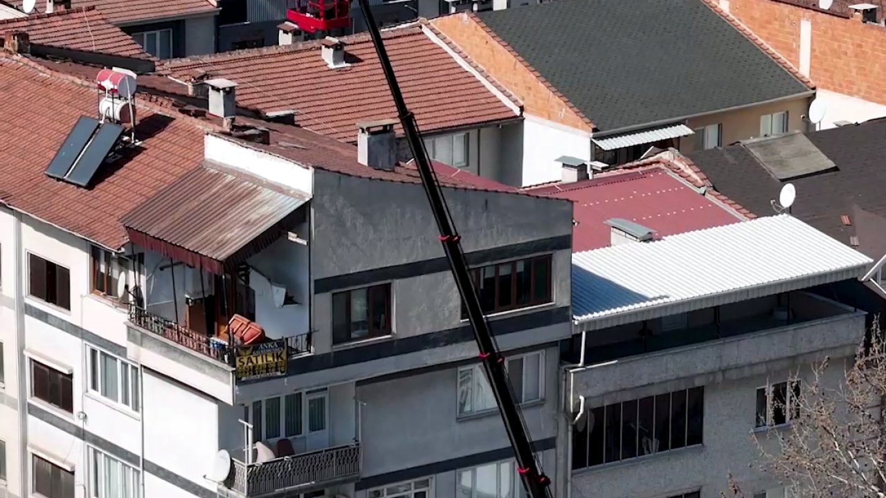 Vincin sepetine binip, 26 metre yükseklikte saç tıraşı yaptı