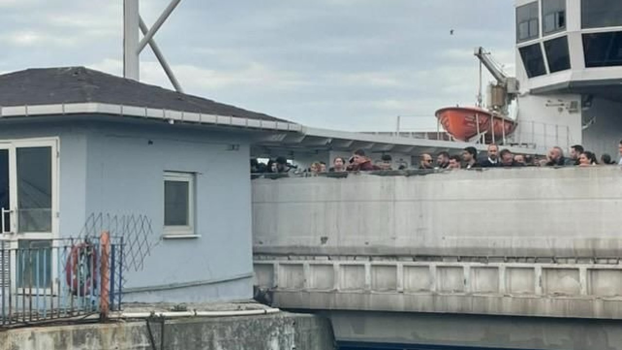 Yalova'da, dümeni kilitlenen feribot, iskeleye çarptı