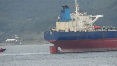 Yedeklenen 274 metrelik tanker, Çanakkale Boğazı'ndan geçti