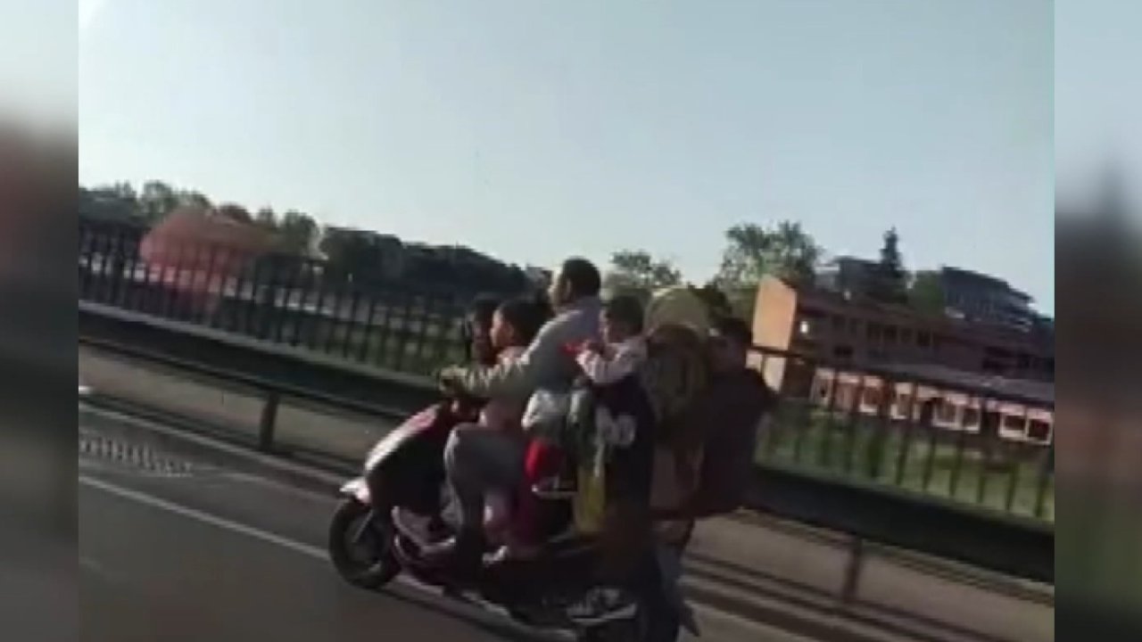 4'ü çocuk, 6 kişinin motosikletle tehlikeli yolculuğu kamerada