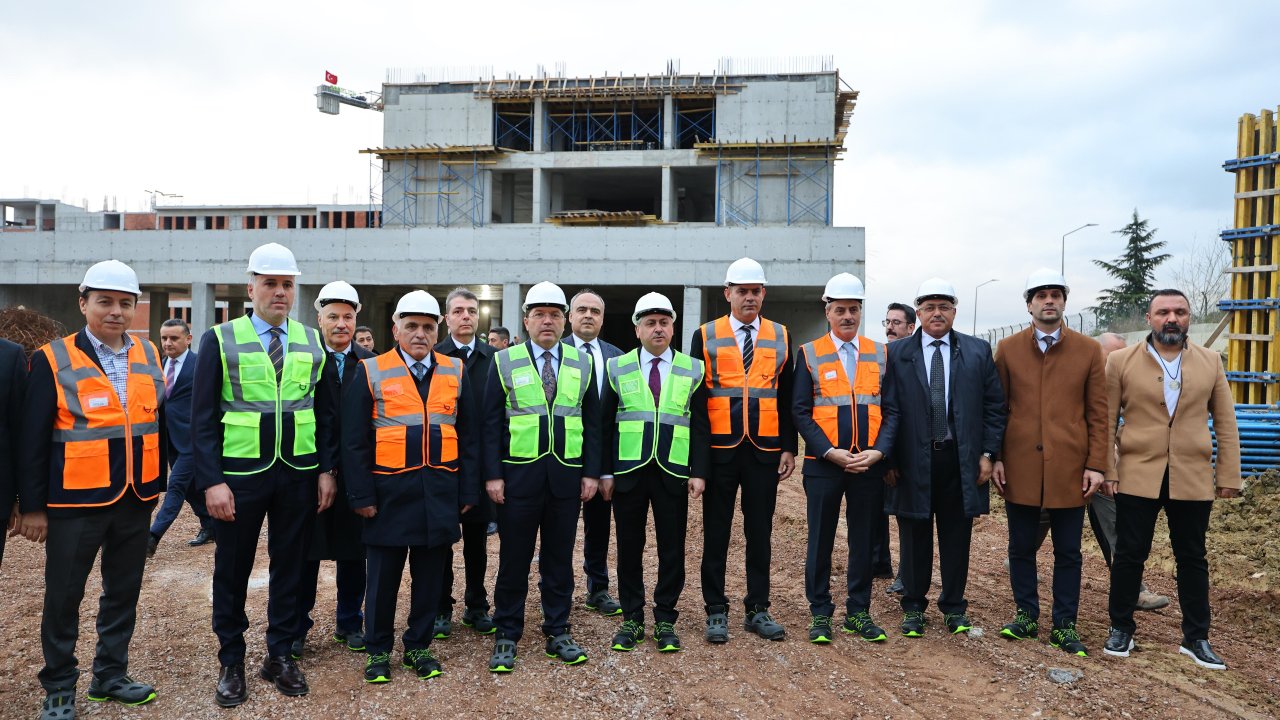 Adalet Bakanı Tunç, Sakarya Adalet Sarayı inşaatında incelmelerde bulundu
