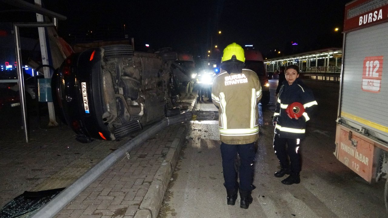 Bursa'da otomobil aydınlatma direğine çarptı: 1 ölü, 1 yaralı