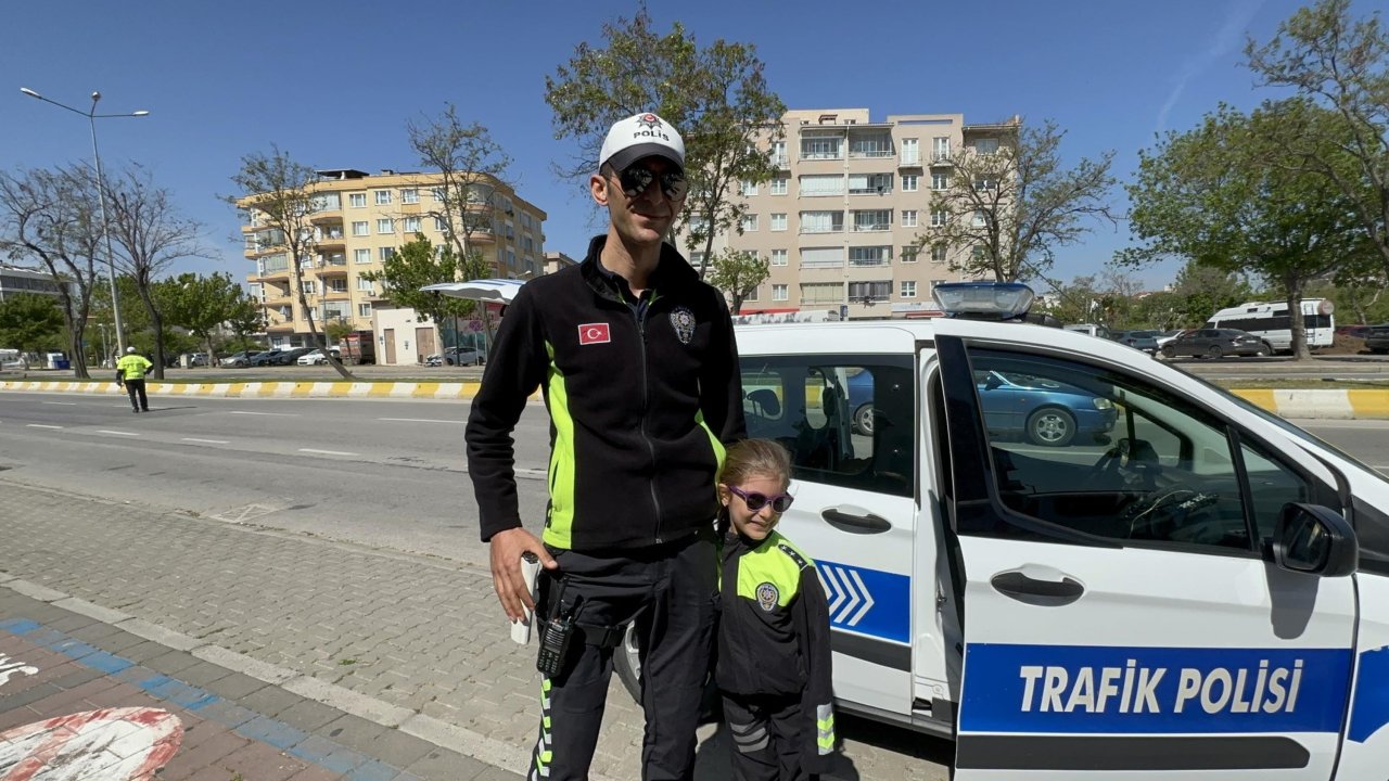 Çanakkale'de trafik polisi baba, kızıyla trafik denetimi yaptı