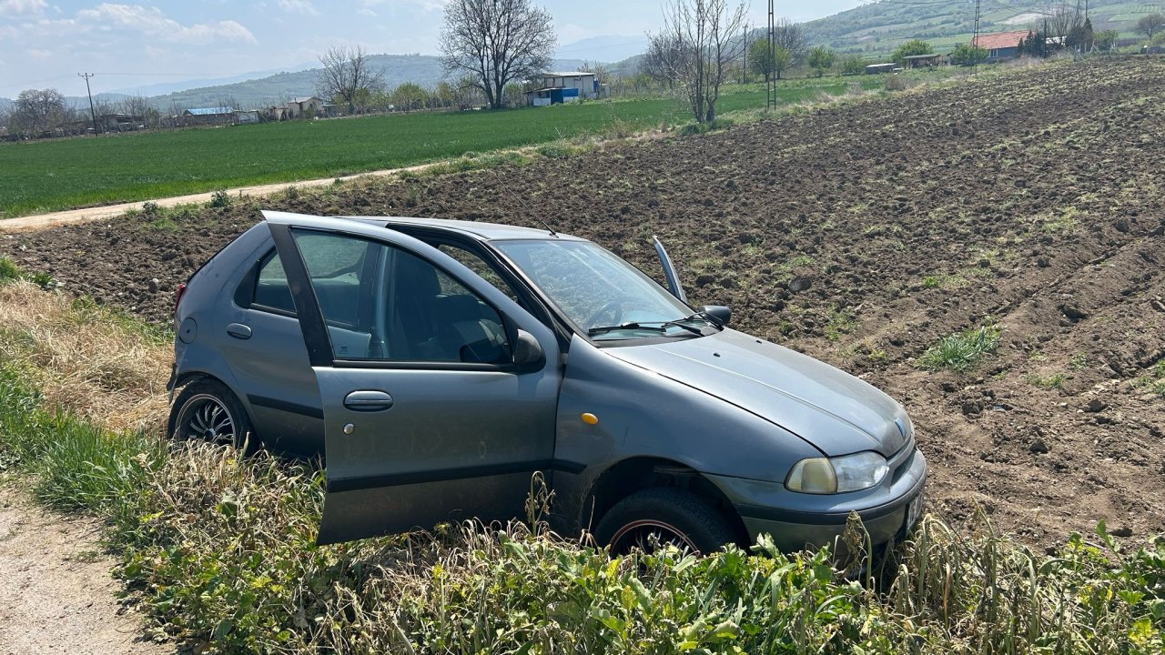 Çarpışan otomobillerden biri tarlaya yuvarlandı; 1 yaralı